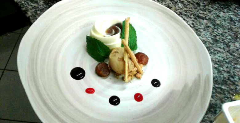 Une assiette avec repas gastronomique à l'Ermitage