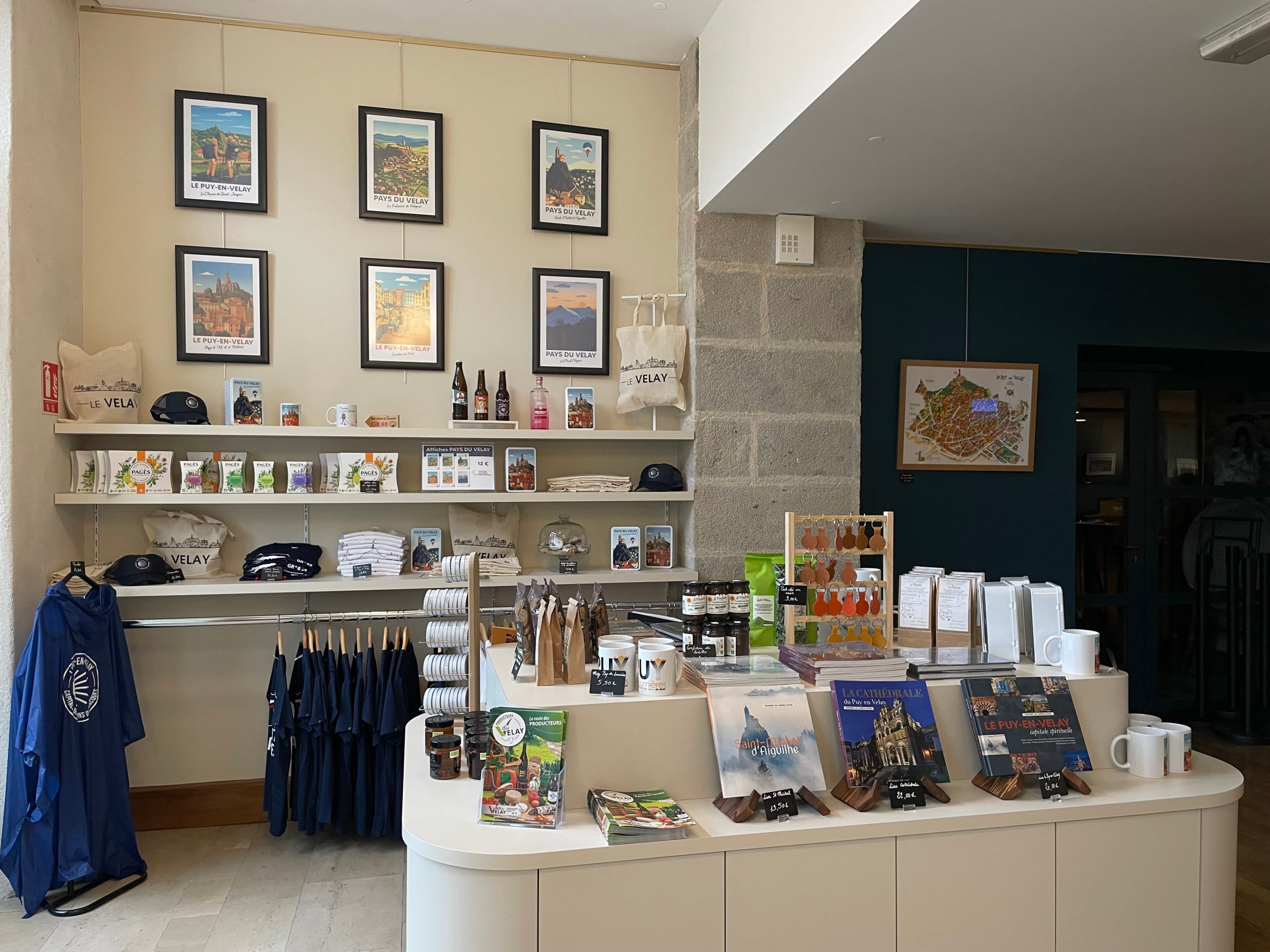 Office-tourisme-le-puy-en-velay-boutique La boutique de l'Office de Tourisme et ses produits locaux.