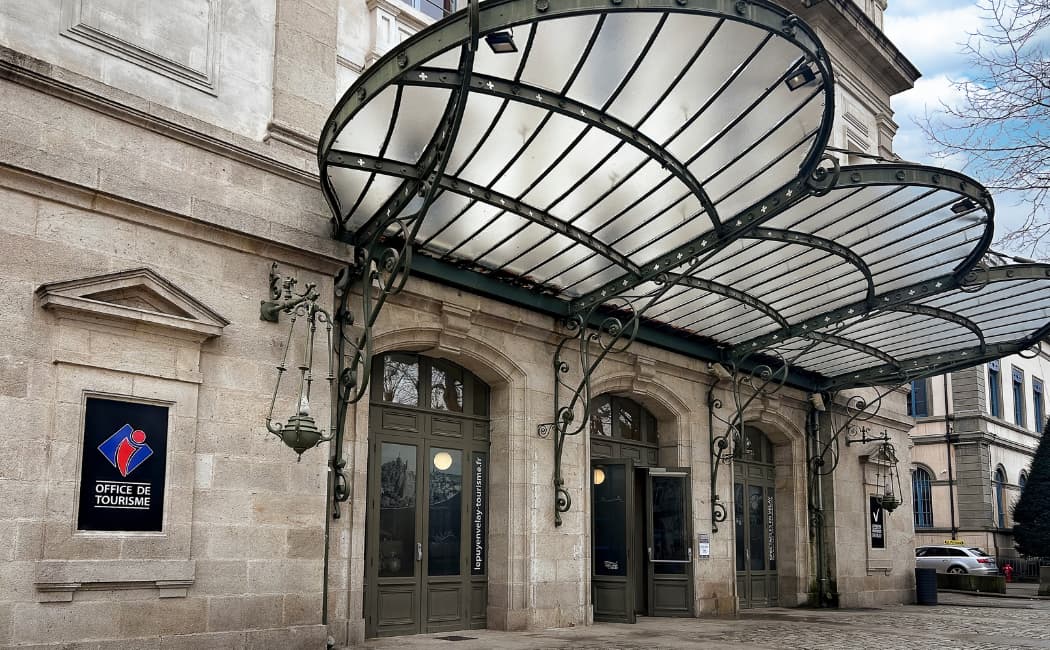 L'office de tourisme du Puy-en-Velay place du Breuil.