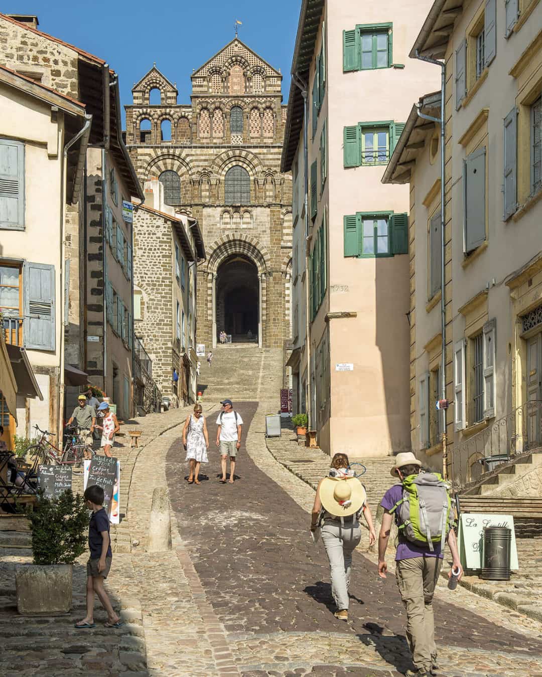 cathedrale-du-puy-en-velay-depart-saint-regis La cathédrale du Puy-en-Velay et son escalier monumental.