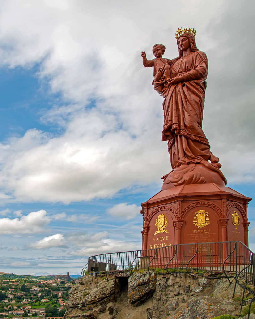 statue-notre-dame-de-france-depart-saint-regis La statue Notre-Dame de France au Puy-en-Velay.