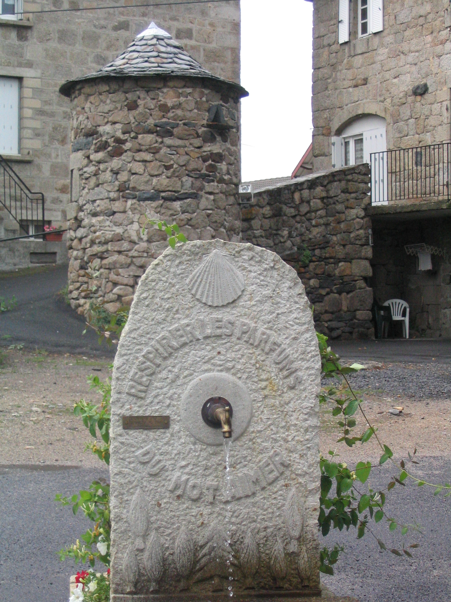 pigonnier-fontaine-st-jeures©OT-du-Haut-Lignon Pigonnier fontaine à St Jeures
