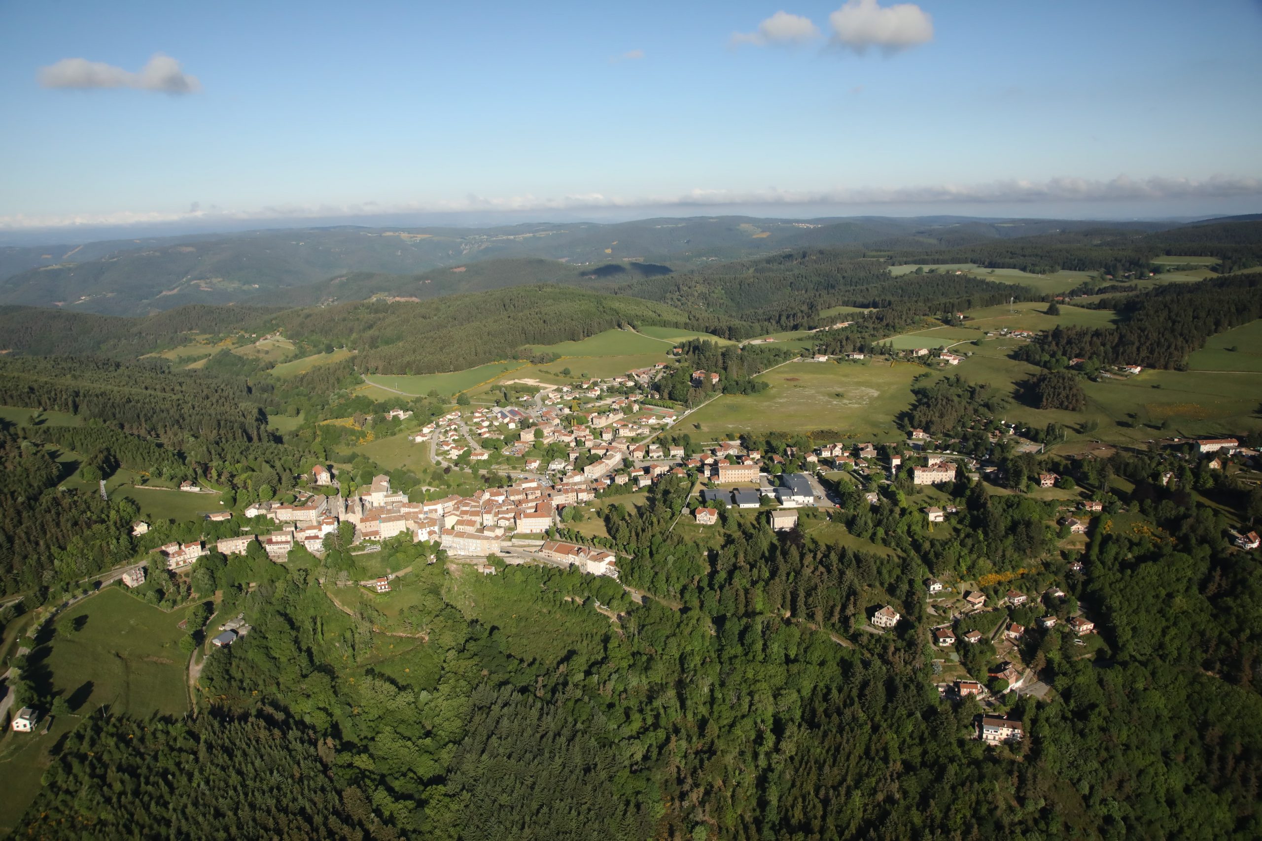 Lalouvesc-vue-aerienne©Claude-Fougeirol Vue aérienne ville de Lalouvesc