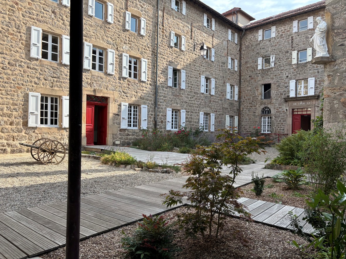 La cour du Centre d'accueil Propolis de Lalouvesc