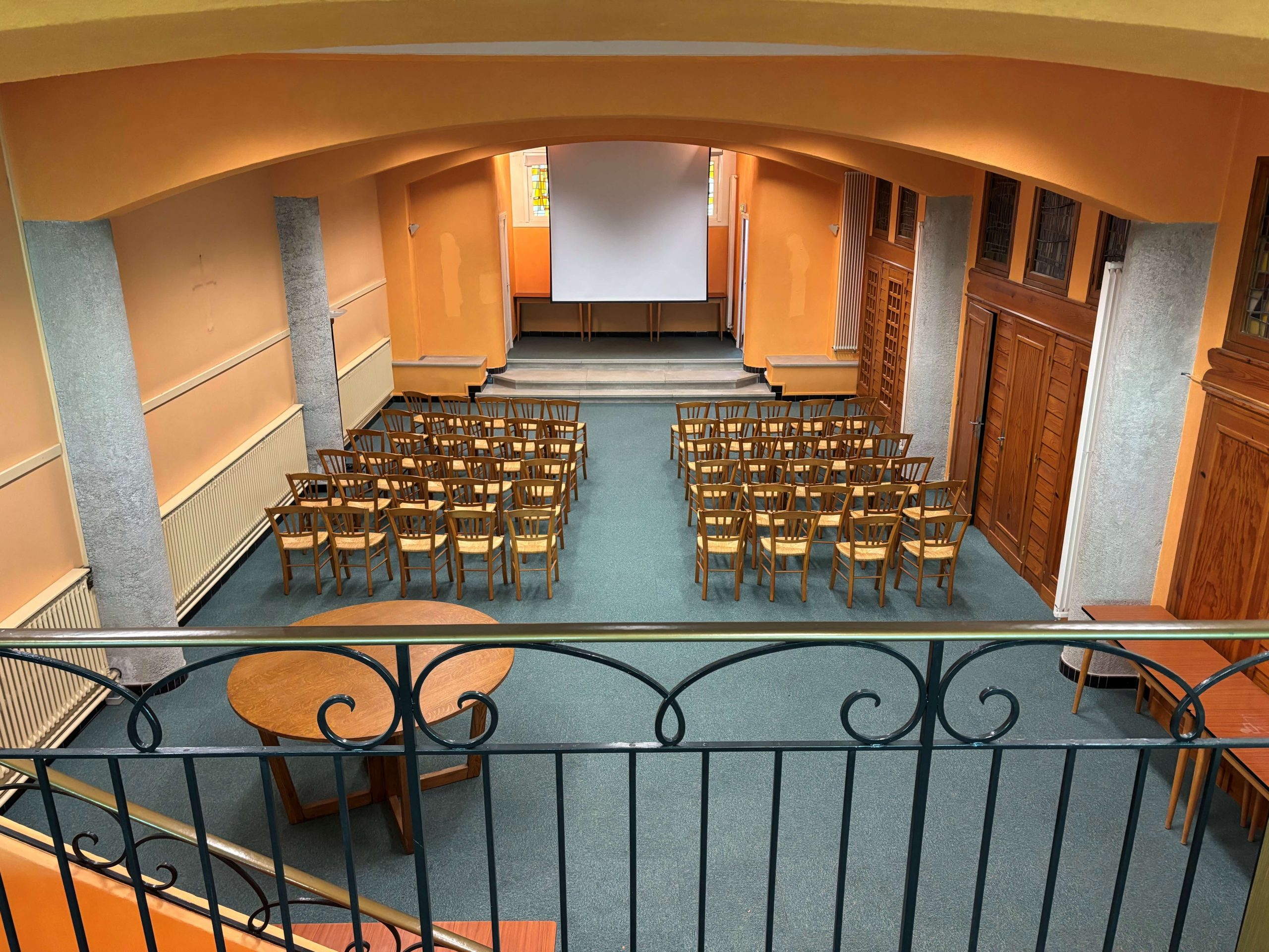 La salle de réunion du Centre d'accueil Propolis de Lalouvesc