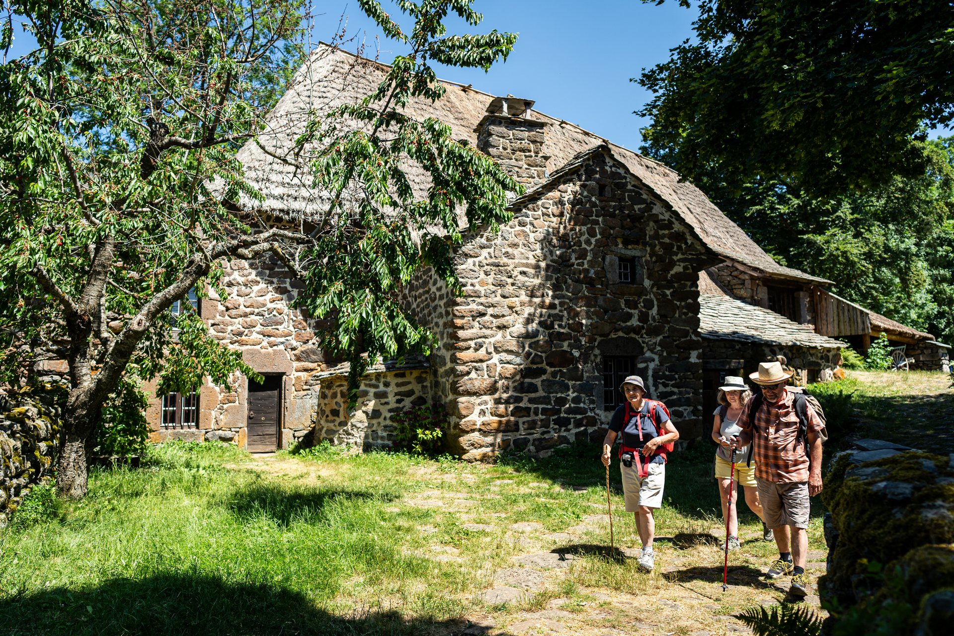 Des marcheurs au milieu de maisons de béates