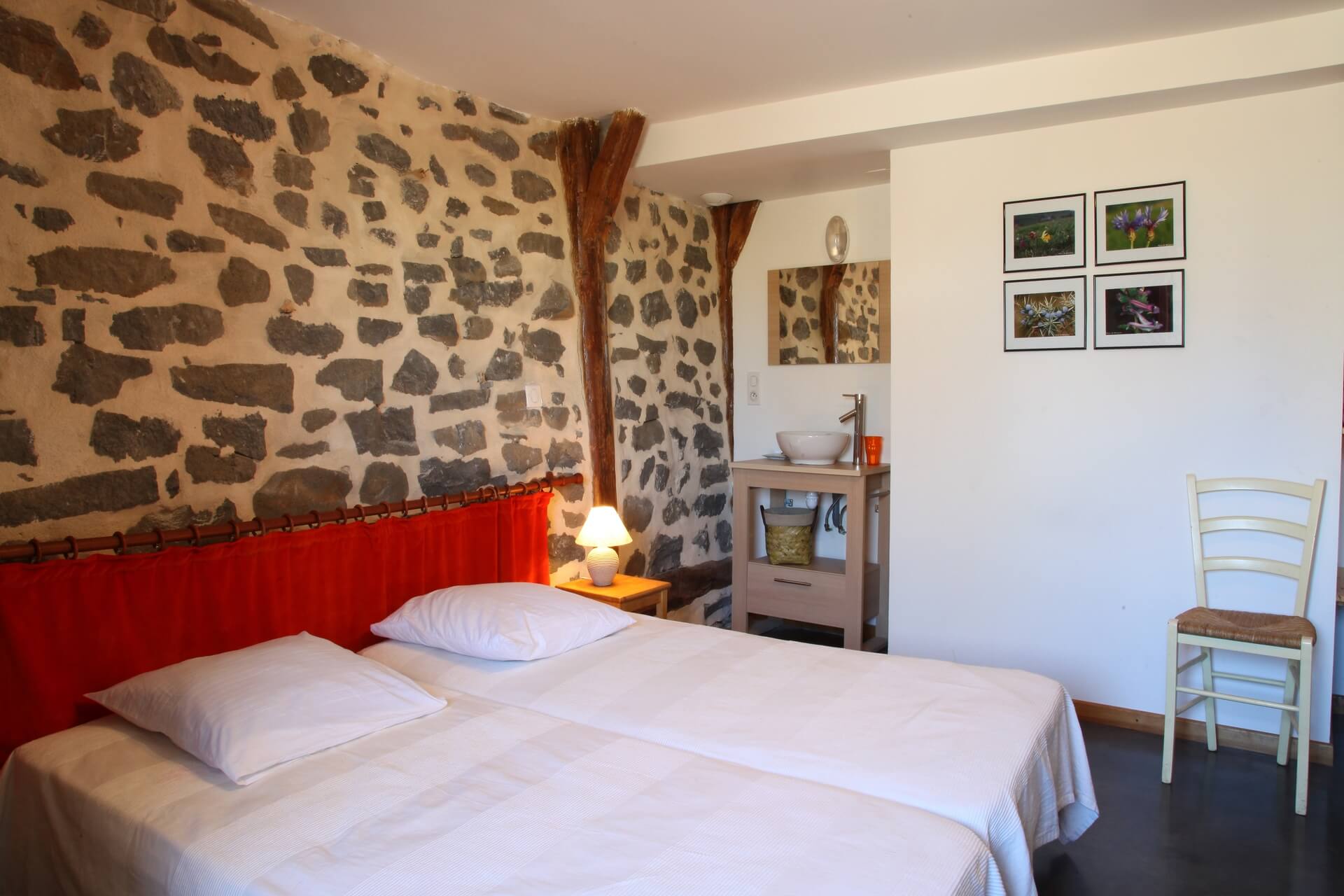 Gite-La-Redonde-Saint-Front-chambre-double©OT-Mezenc-Loire-Meygal Une chambre avec lit double au gîte de La Redonde à Saint-Front