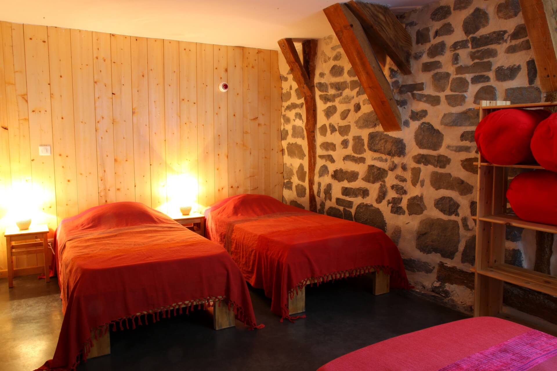 Gite-La-Redonde-Saint-Front-chambre-dortoirs©OT-Mezenc-Loire-Meygal Une chambre plusieurs lits simples au gîte de La Redonde à Saint-Front