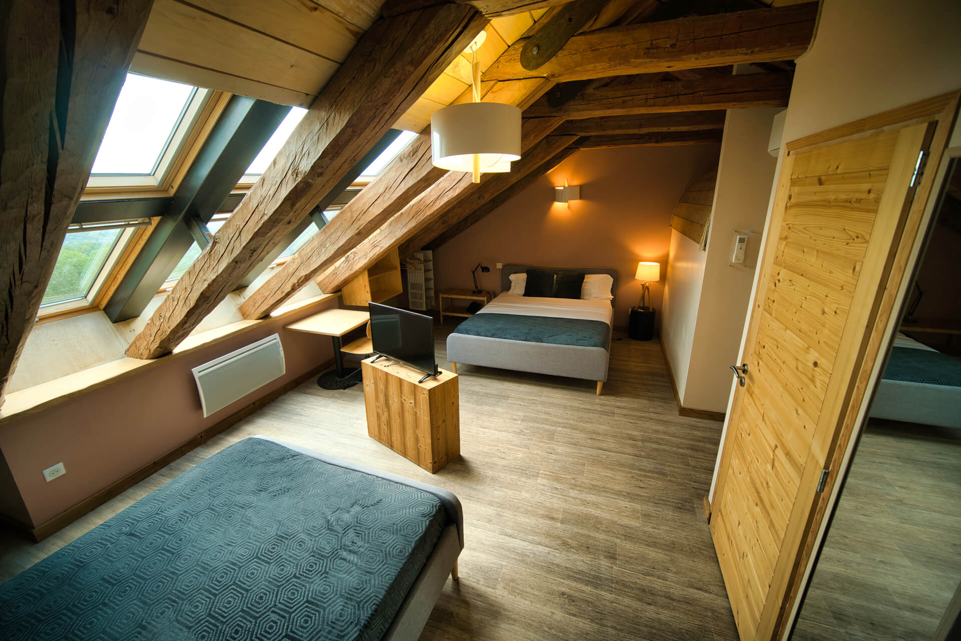 La-ferme-du-bien-etre-st-julien-chapteuil-chambre-1©Laurence-Barruel-OT-Mezenc-Loire-Meygal Une chambre spacieuse à la Ferme du Bien-Être de Saint-Julien-Chapteuil