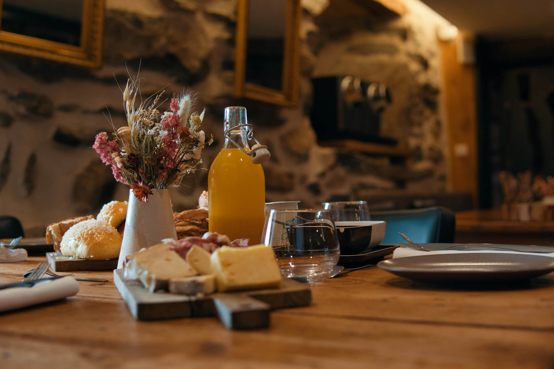 La-ferme-du-bien-etre-st-julien-chapteuil-petit-dejeuner©Laurence-Barruel-OT-Mezenc-Loire-Meygal Une table avec petit-déjeuner à la Ferme du Bien-Être de Saint-Julien-Chapteuil