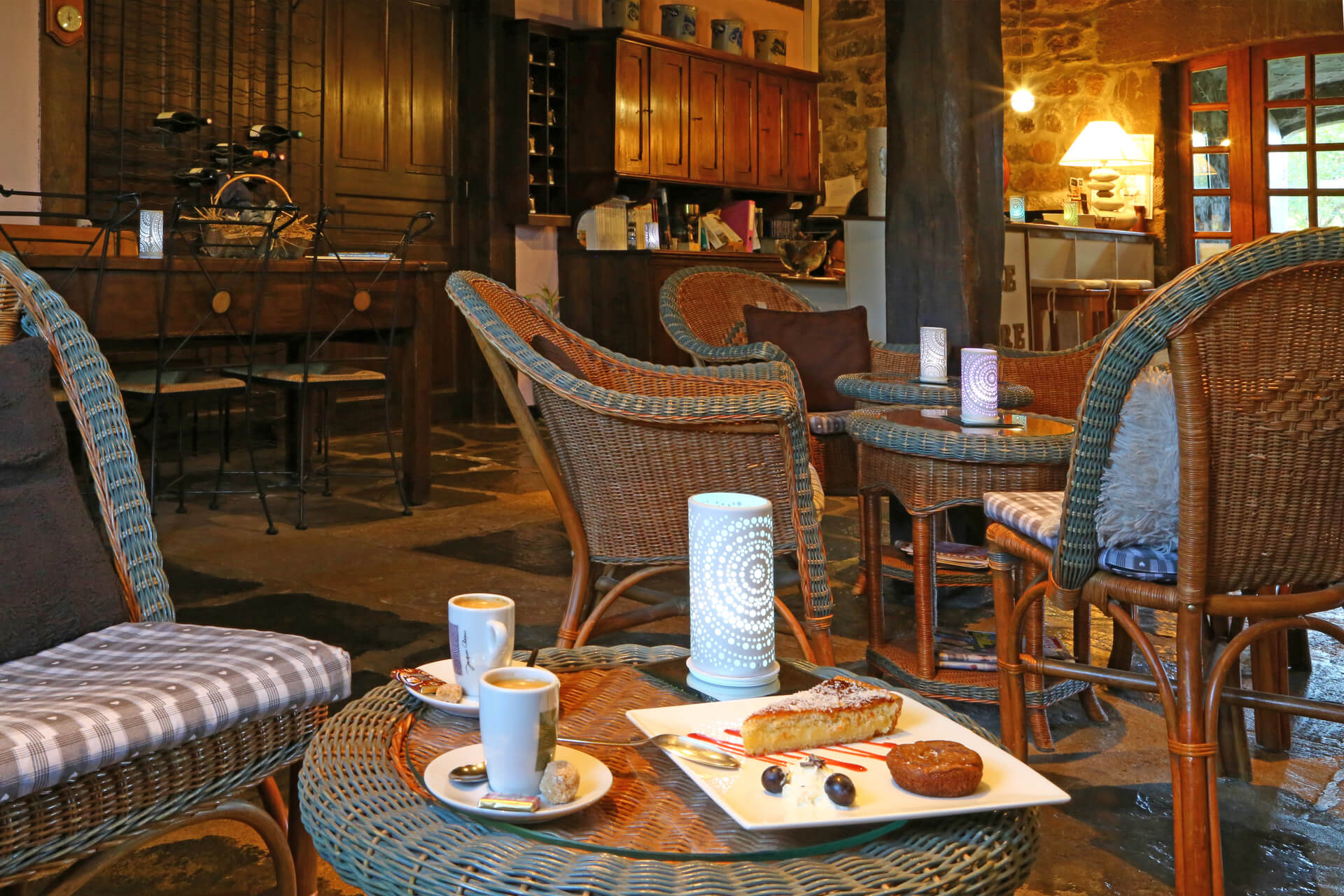 Le-pre-bossu-Moudeyres-table-petit-dejeuner-cosy©L.Barruel-OT-Mezenc-Loire-Meygal Un petit déjeuner cosy au Pré Bossu de Moudeyres.