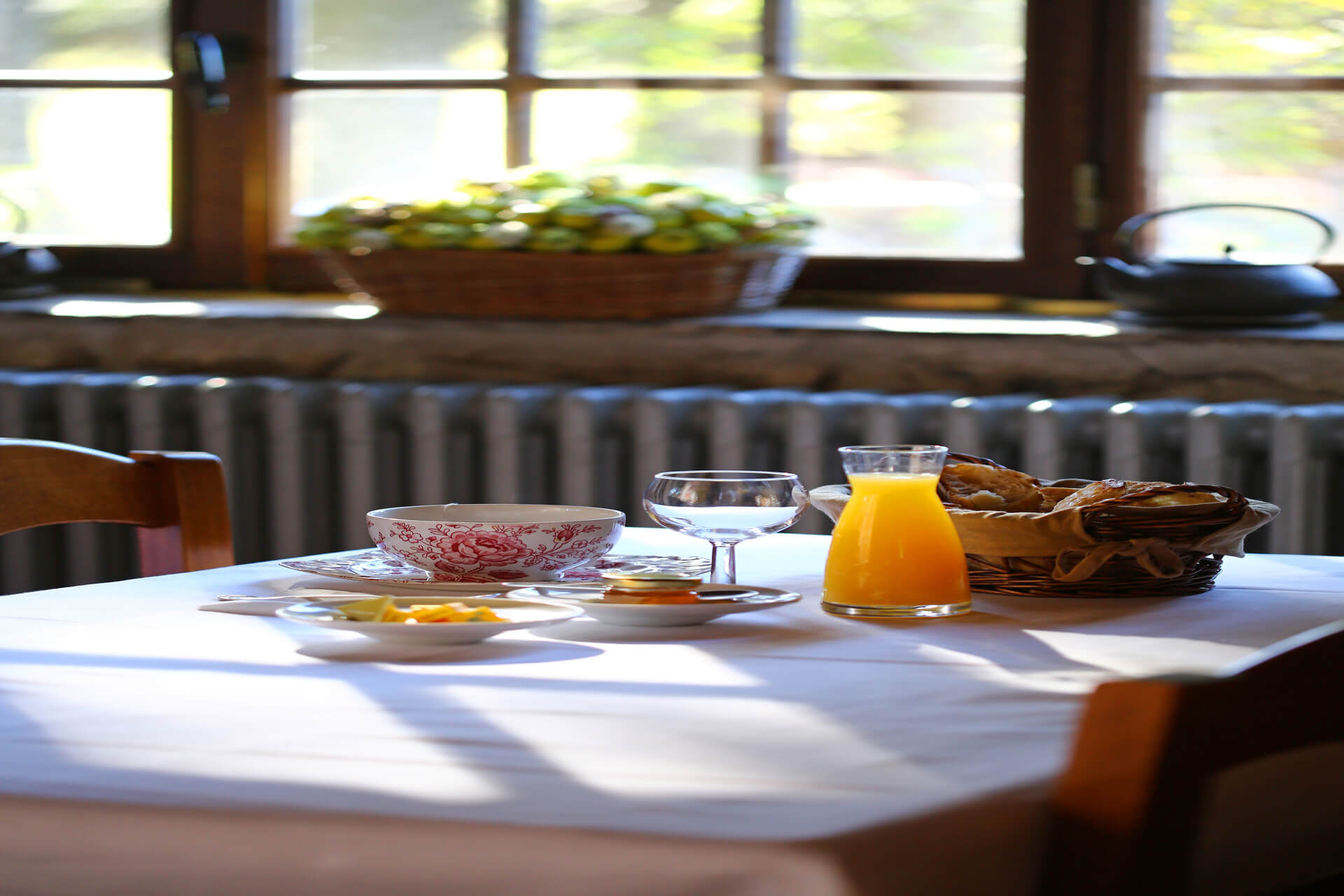 Le-pre-bossu-Moudeyres-table-petit-dejeuner©L.Barruel-OT-Mezenc-Loire-Meygal Un petit déjeuner au Pré Bossu de Moudeyres.